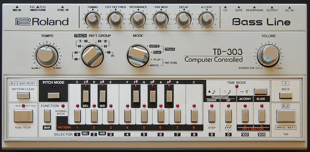 Настоящий басовый синтезатор Roland TB-303