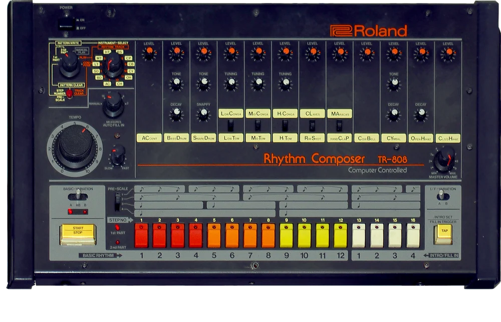 Драм-машина Roland TR-808 с цветными клавишами секвенсора